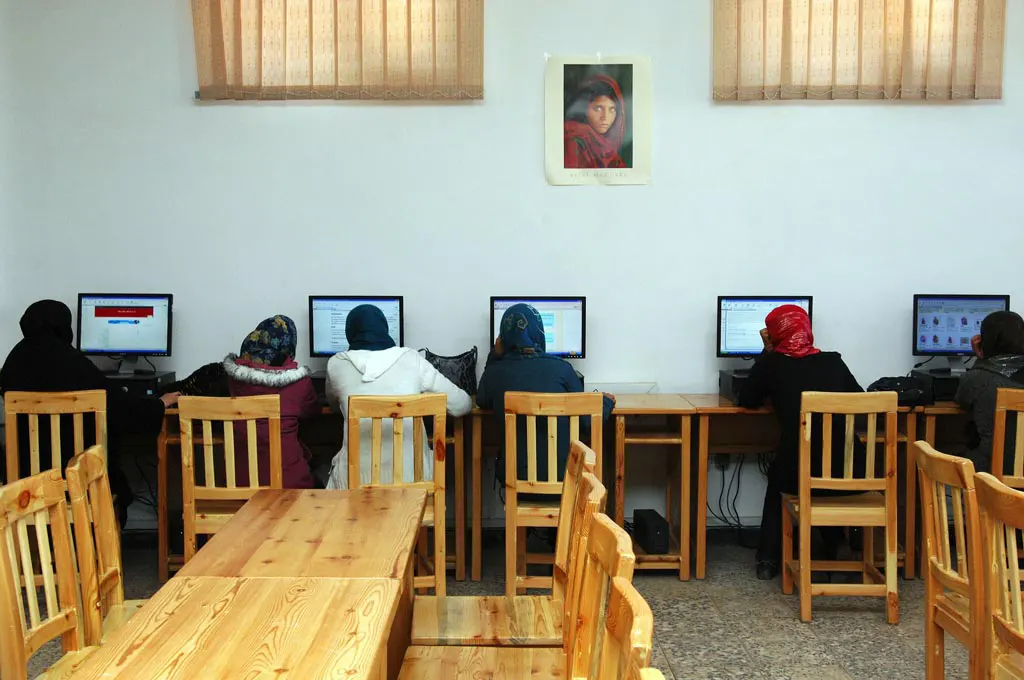 Afgán nők interneteznek
