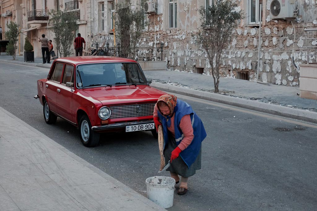 Azeri utcakép, piros Lada