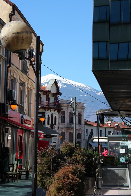 Bitola, városkép, hegy a háttérben
