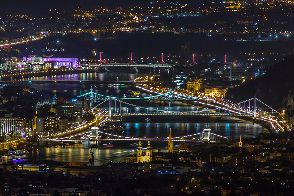 Budapest, esti fények, hidak, Duna