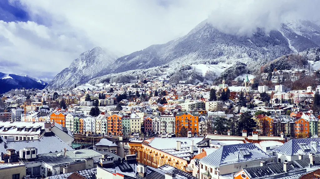Innsbruck télen havas háztetők Ausztria