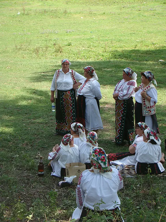 asszonyok, népviselet, Moldova, Kisinyov