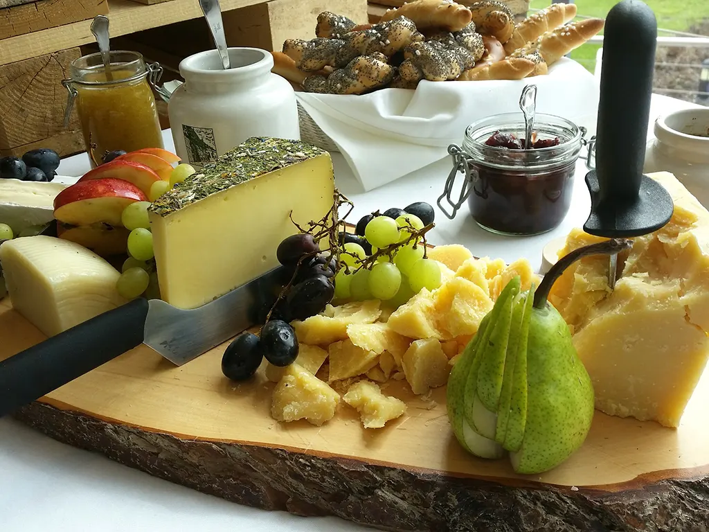 osztrák sajttál, gyümölcs
