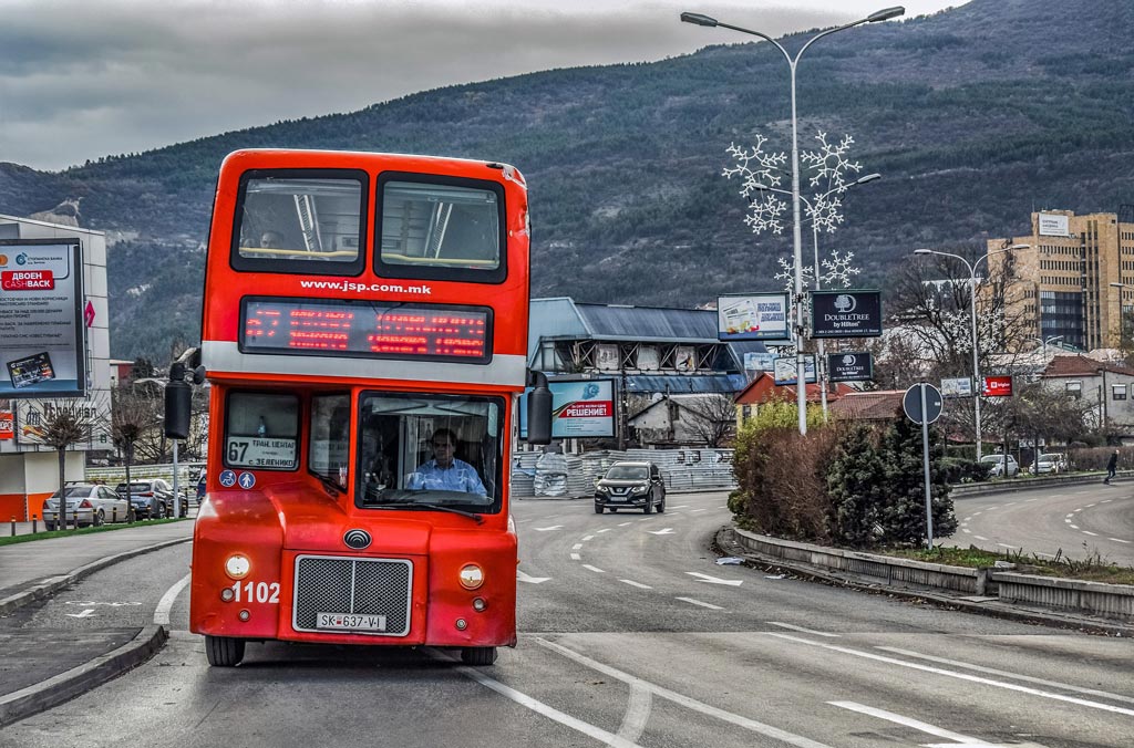 Piros emeletes busz, Szkopje utcáin