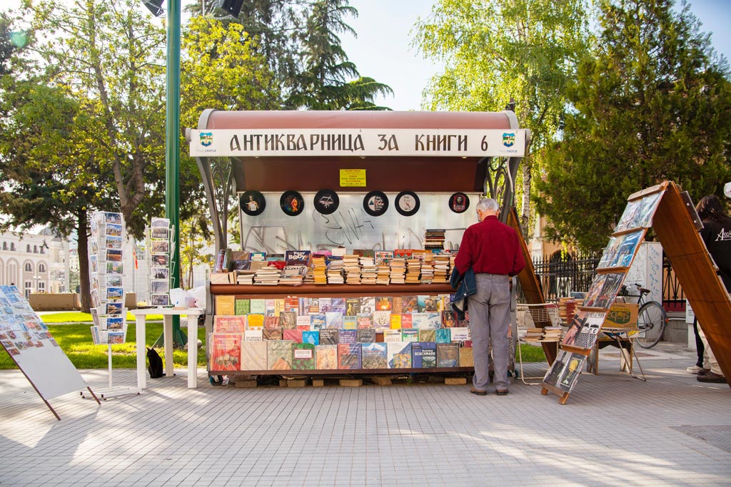 Szkopje, utcai könyvárus