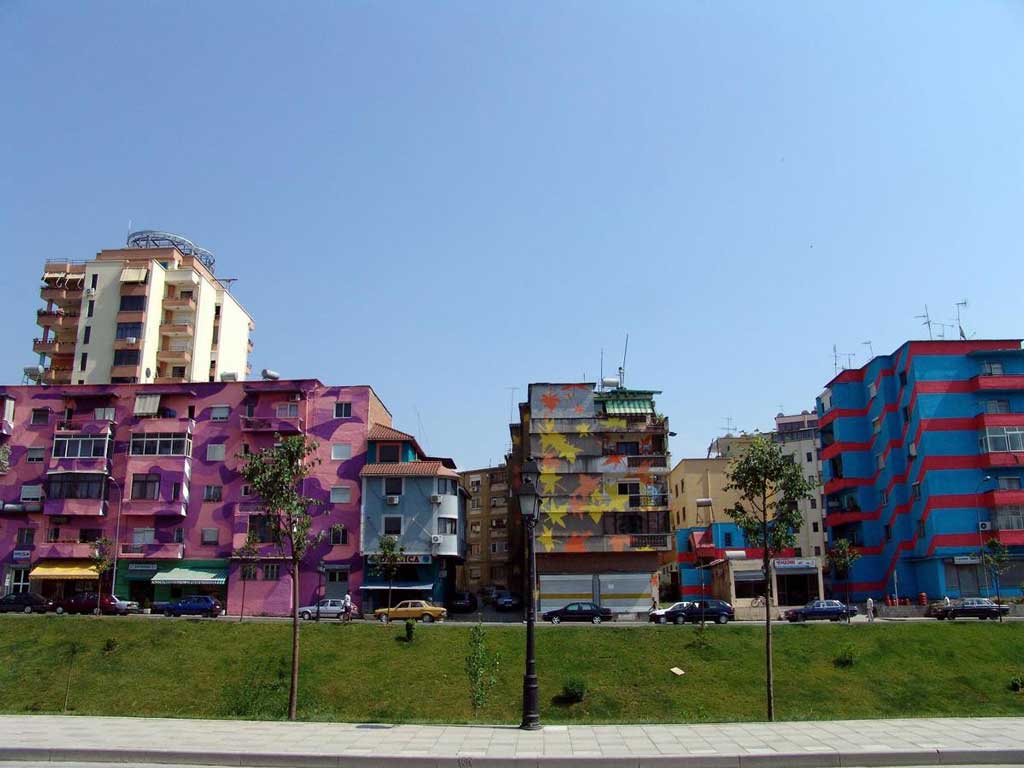 Tirana, színes házak
