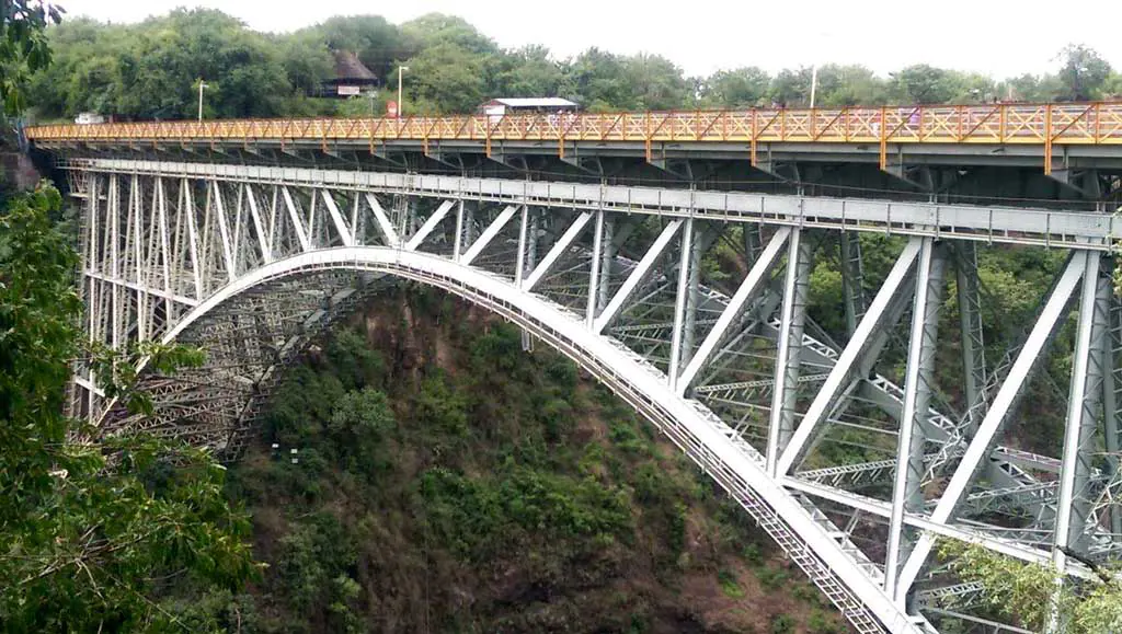 Zimbabwe és Zambia között a Viktória-vízesés híd